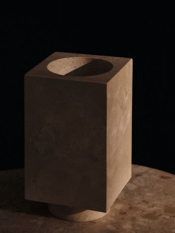 Hew Vase in Travertin präsentiert im Onlineshop von KAQTU Design AG. Vase ist von Ferm Living