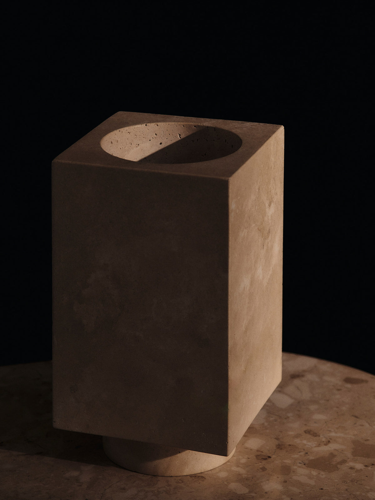 Hew Vase in Travertin präsentiert im Onlineshop von KAQTU Design AG. Vase ist von Ferm Living