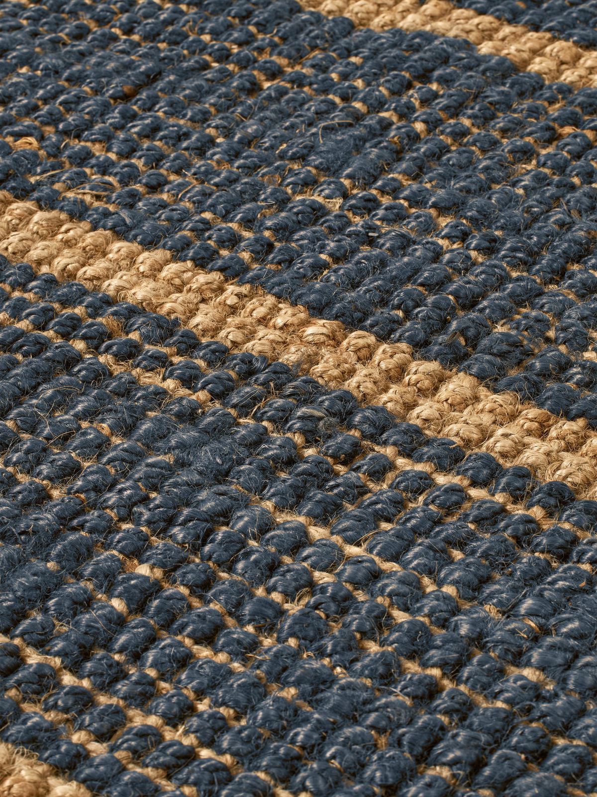 Athen Stripes Teppich 200 x 300 in Natürlich/Tintenblau präsentiert im Onlineshop von KAQTU Design AG. Teppich ist von Ferm Living