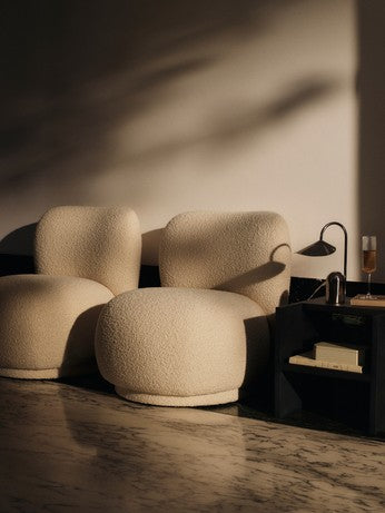 Elegantes Set aus 2 Ripple Champagnerflöten von Ferm Living, ideal für festliche Anlässe und stilvolle Tischdekoration.