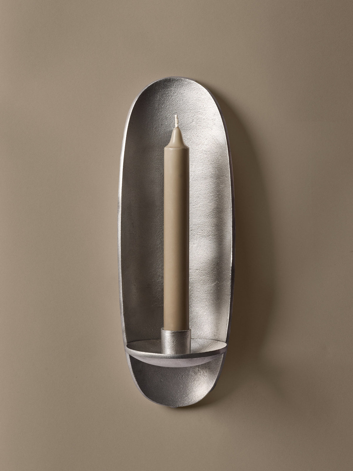 Agapé Wall Candle Holder in Aluminium präsentiert im Onlineshop von KAQTU Design AG. Kerzenständer ist von Ferm Living