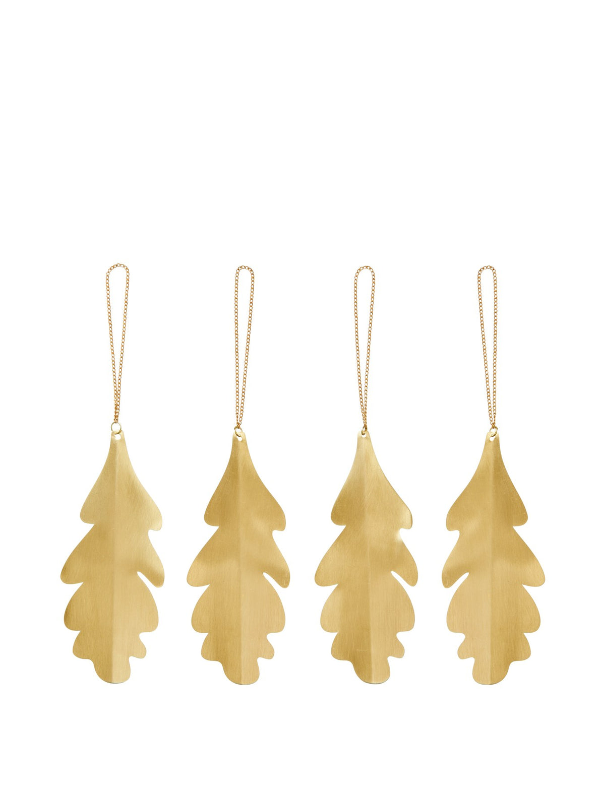 Vier silberne Eichenblatt-Ornamente aus versilbertem Massivmessing, blattförmig, glänzende Oberfläche, als Weihnachtsdekoration an Zweigen hängend.