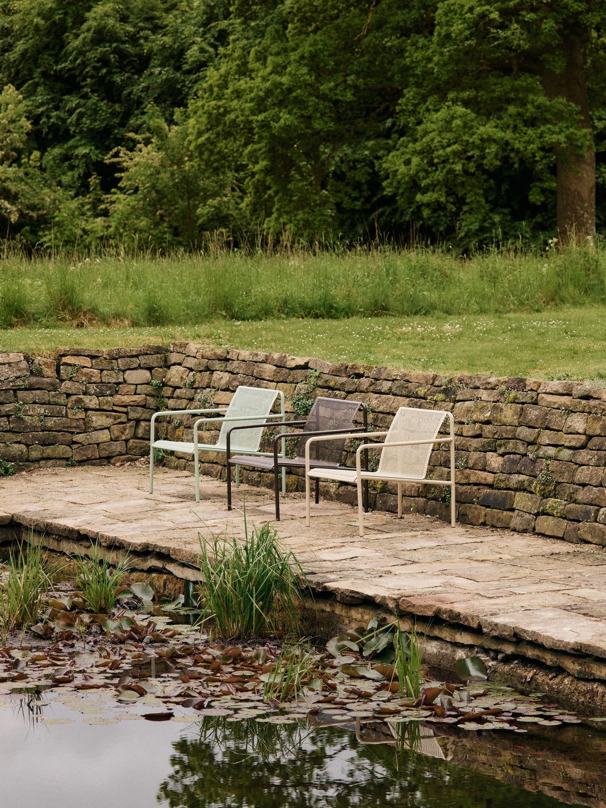 Dapple Lounge Chair mit Armlehnen in Dunkle Schokolade präsentiert im Onlineshop von KAQTU Design AG. Outdoor-Sessel mit Armlehnen ist von Ferm Living