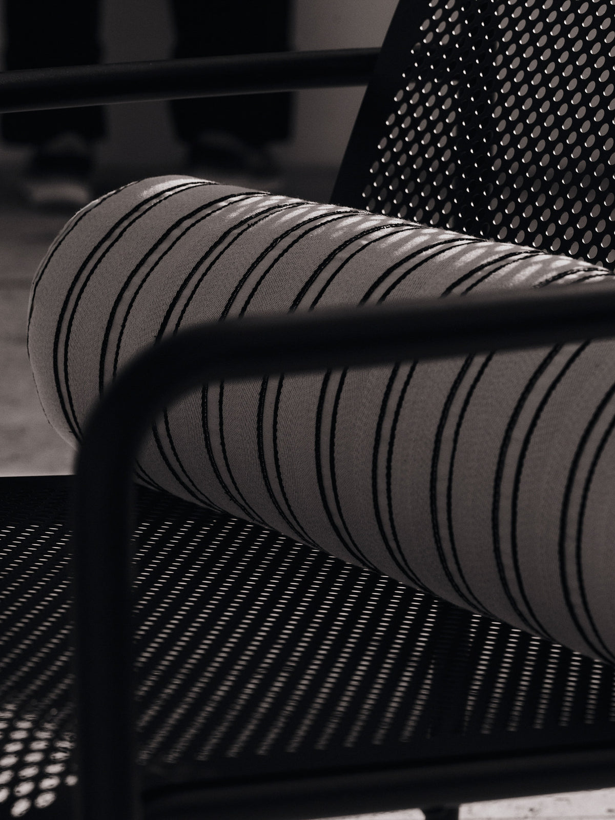 Dapple Lounge Chair mit Armlehnen in Dunkle Schokolade präsentiert im Onlineshop von KAQTU Design AG. Outdoor-Sessel mit Armlehnen ist von Ferm Living