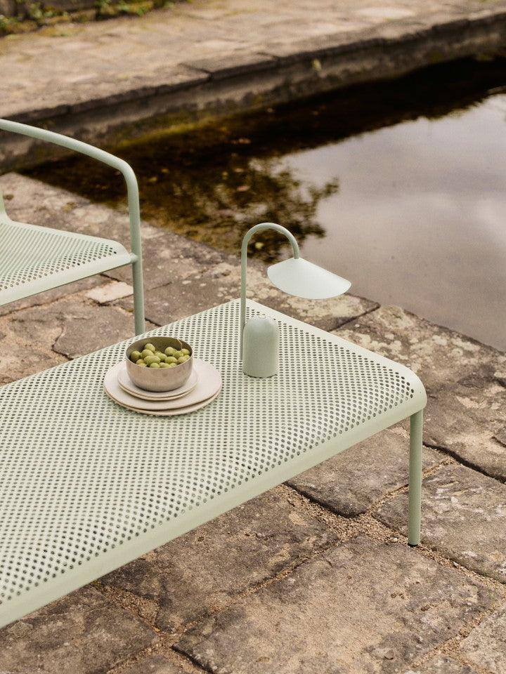 Dapple Loungetisch 114 x 57 in Teegrün präsentiert im Onlineshop von KAQTU Design AG. Loungetisch ist von Ferm Living