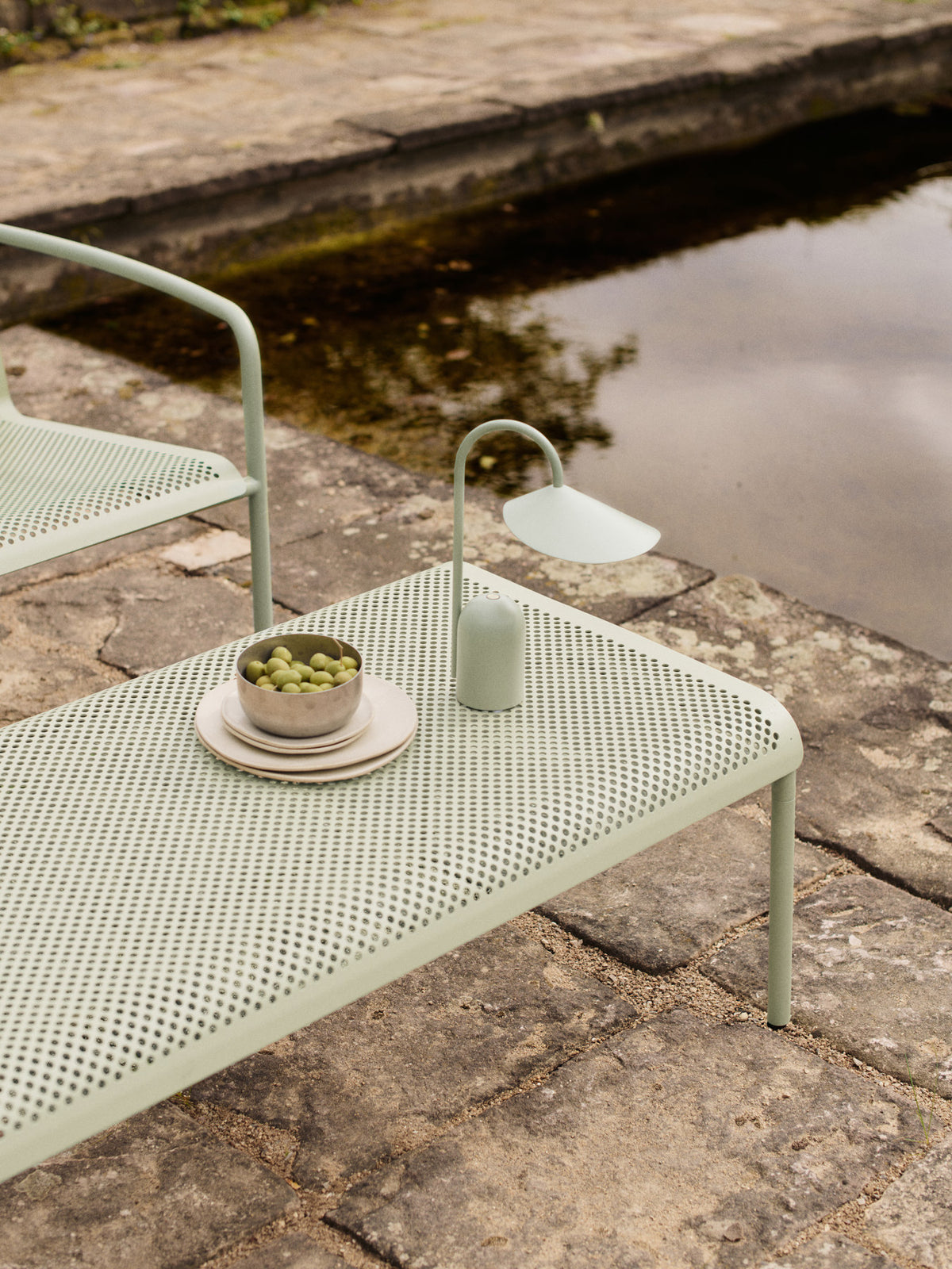 Dapple Loungetisch 114 x 57 in Teegrün präsentiert im Onlineshop von KAQTU Design AG. Loungetisch ist von Ferm Living