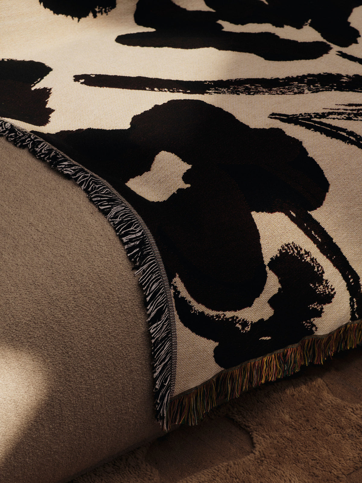 Cilla Tapestry Blanket in Off-white/Dark Grape präsentiert im Onlineshop von KAQTU Design AG. Wolldecke ist von Ferm Living