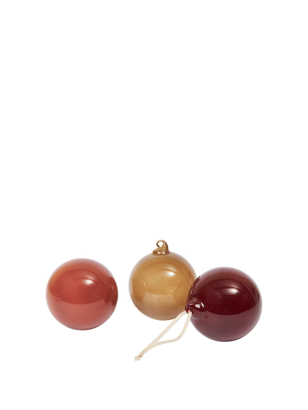 Drei kleine Glaskugeln in Rosenfarbig Opak aus mundgeblasenem Glas, mit cremefarbenem Polyesterband zum Aufhängen, als Weihnachtsornament.