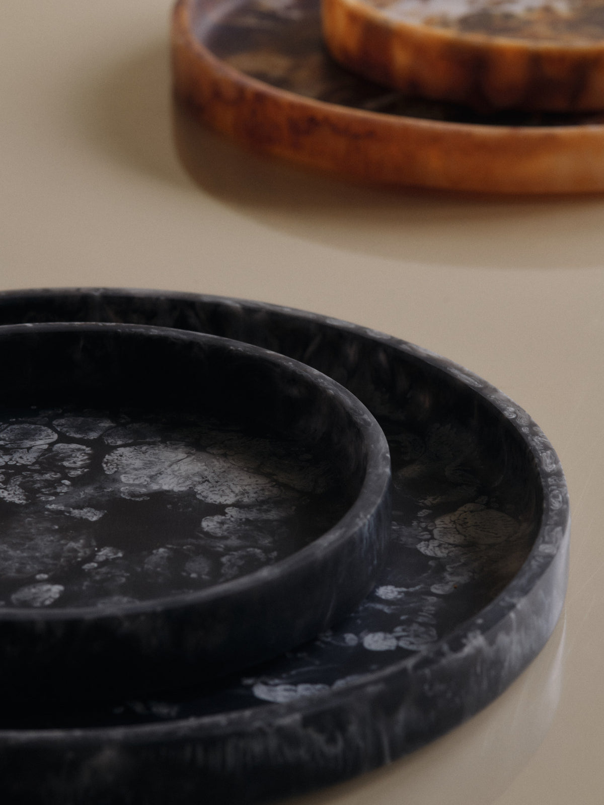Mist Tray Ø20 in Charcoal präsentiert im Onlineshop von KAQTU Design AG. Tablett ist von Ferm Living