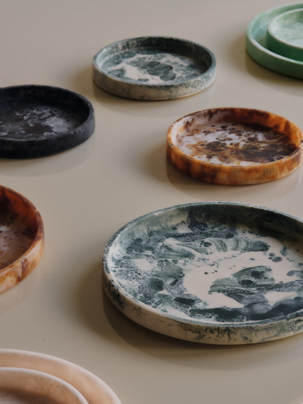 Mist Tray Ø30 in Emerald Off-white präsentiert im Onlineshop von KAQTU Design AG. Tablett ist von Ferm Living