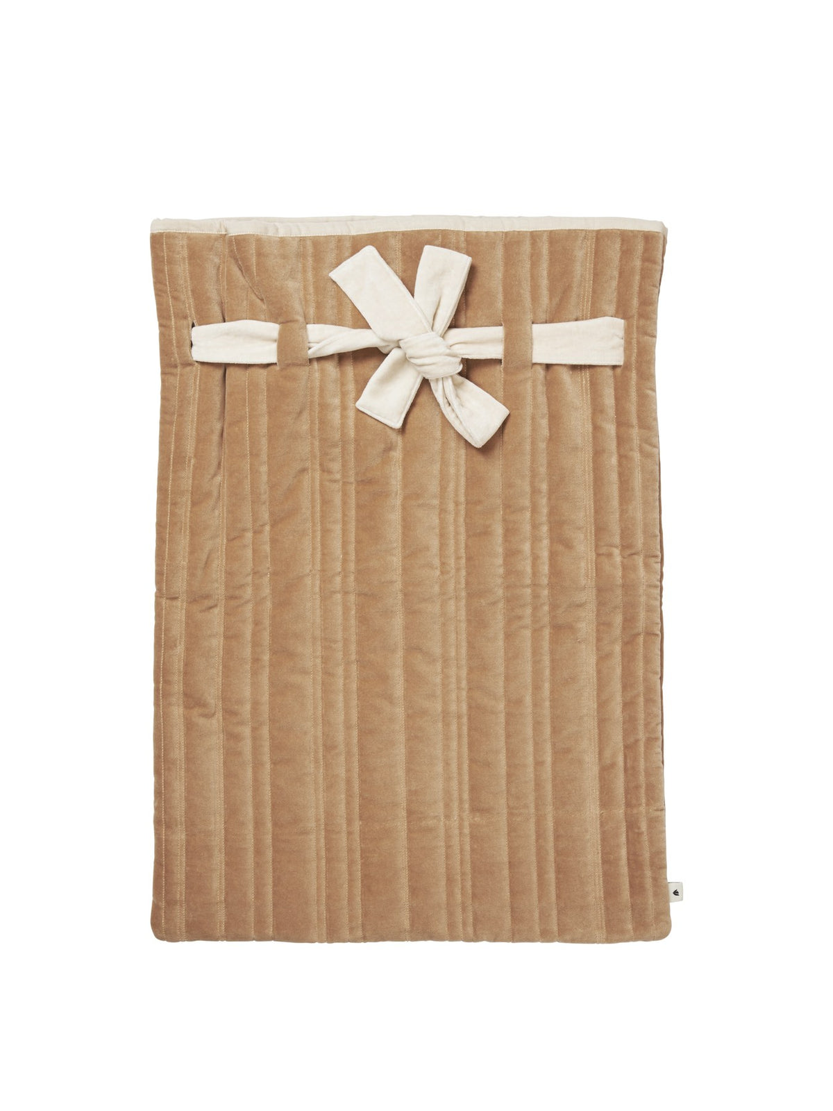 Gestepptes Geschenksäckchen in Khaki aus Bio-Baumwoll-Samt mit Kordelzug und weichem Polyester-Futter, von Ferm Living.