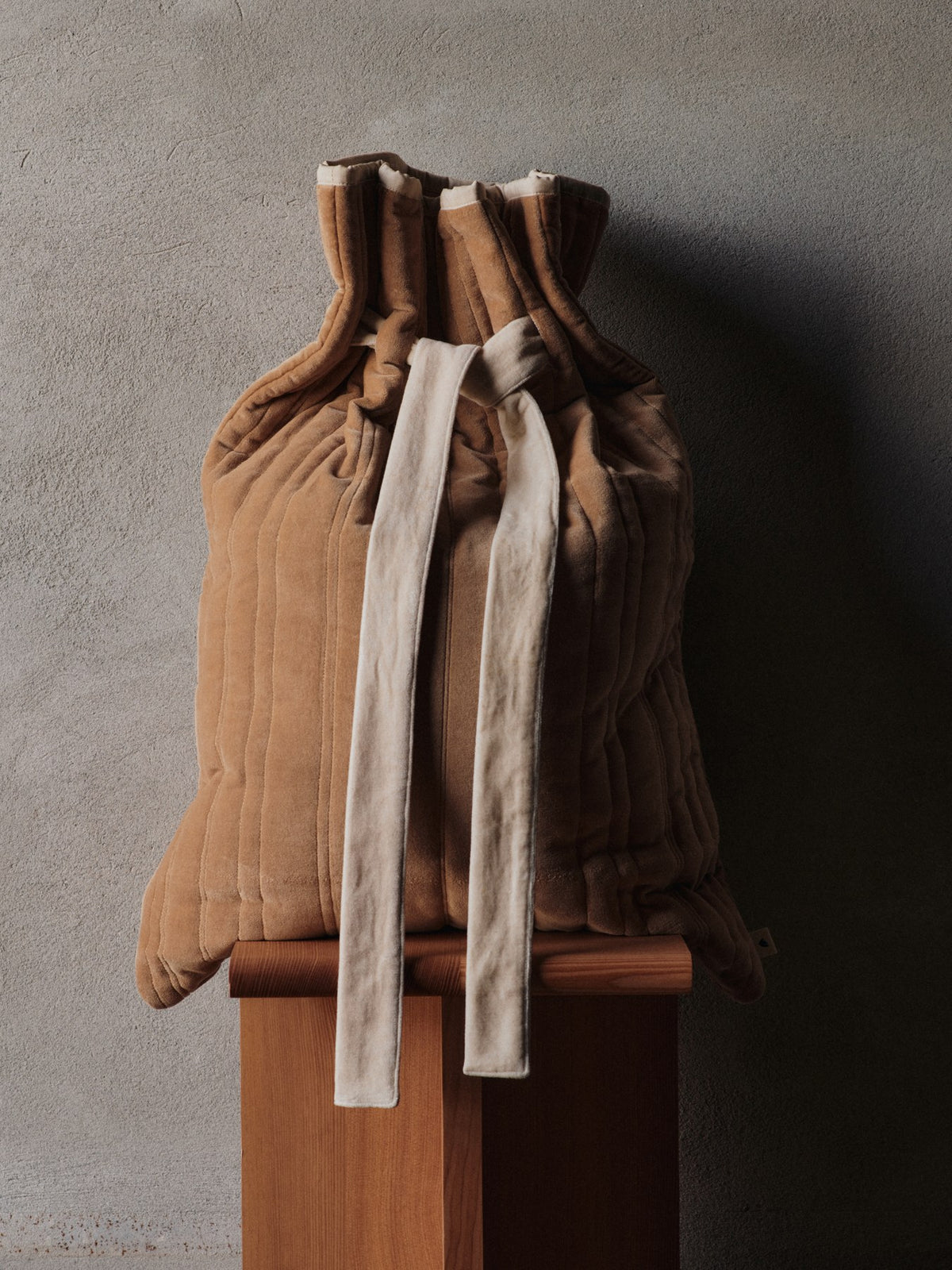 Gestepptes Geschenksäckchen in Khaki aus Bio-Baumwoll-Samt mit Kordelzug und weichem Polyester-Futter, von Ferm Living.