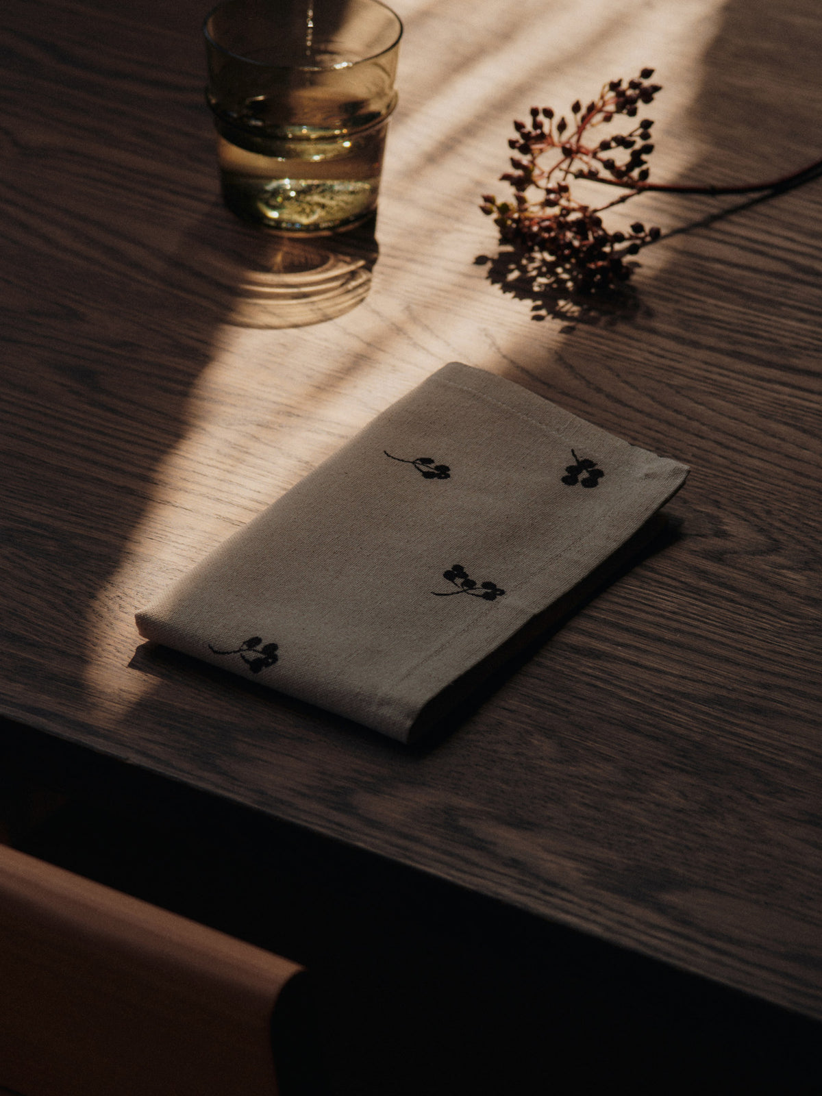 Baies Servietten Set aus 4 in Natürliche/Dunkle Schokolade präsentiert im Onlineshop von KAQTU Design AG. ist von Ferm Living