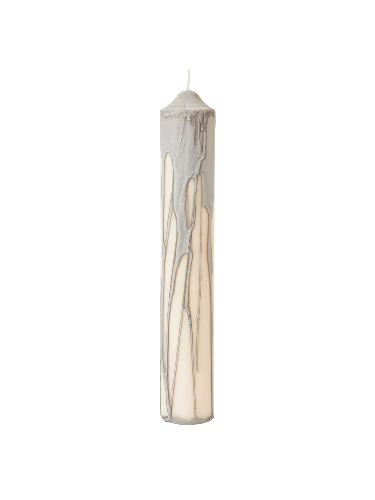 Stumpenkerze aus reinem Stearin in Dunkle Schokolade, zylindrische Form mit gewelltem, handverziertem Wachsprofil, Höhe 20 cm.