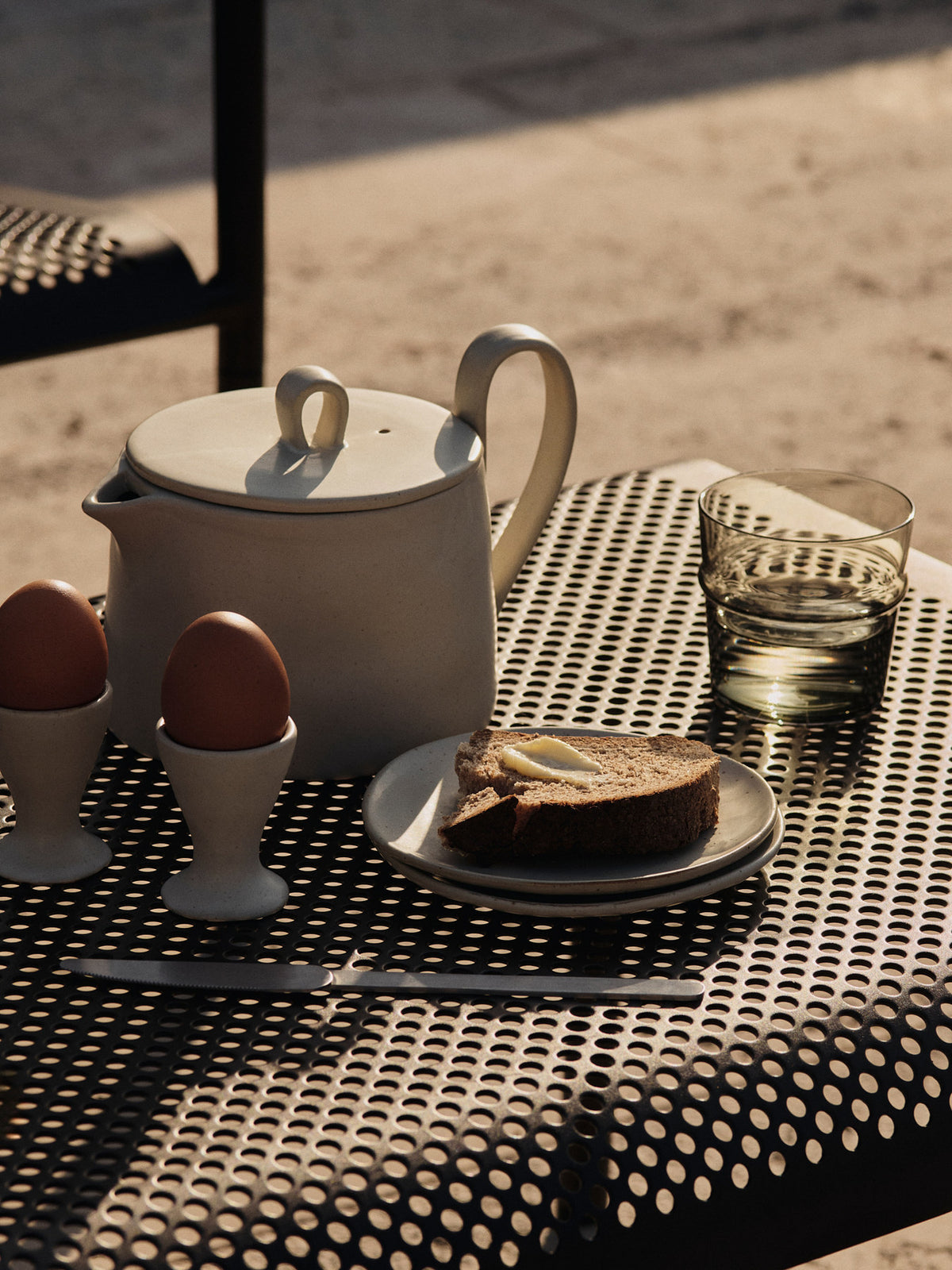 Flow Egg Cups Set of 2 in Off-white Speckle präsentiert im Onlineshop von KAQTU Design AG. Eierbecher ist von Ferm Living