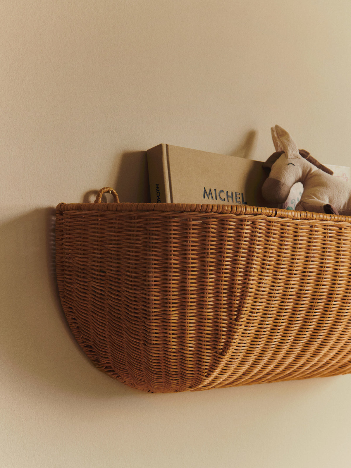 Braided Wall Pocket 75x25 in Natural präsentiert im Onlineshop von KAQTU Design AG. Wanddeko ist von Ferm Living