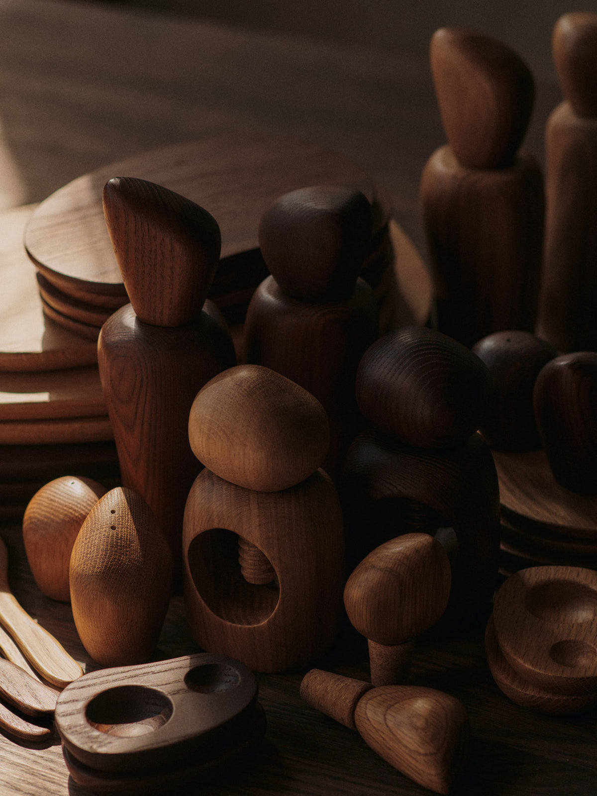 Cairn Nussknacker in Dunkelbraun präsentiert im Onlineshop von KAQTU Design AG. Nussknacker ist von Ferm Living