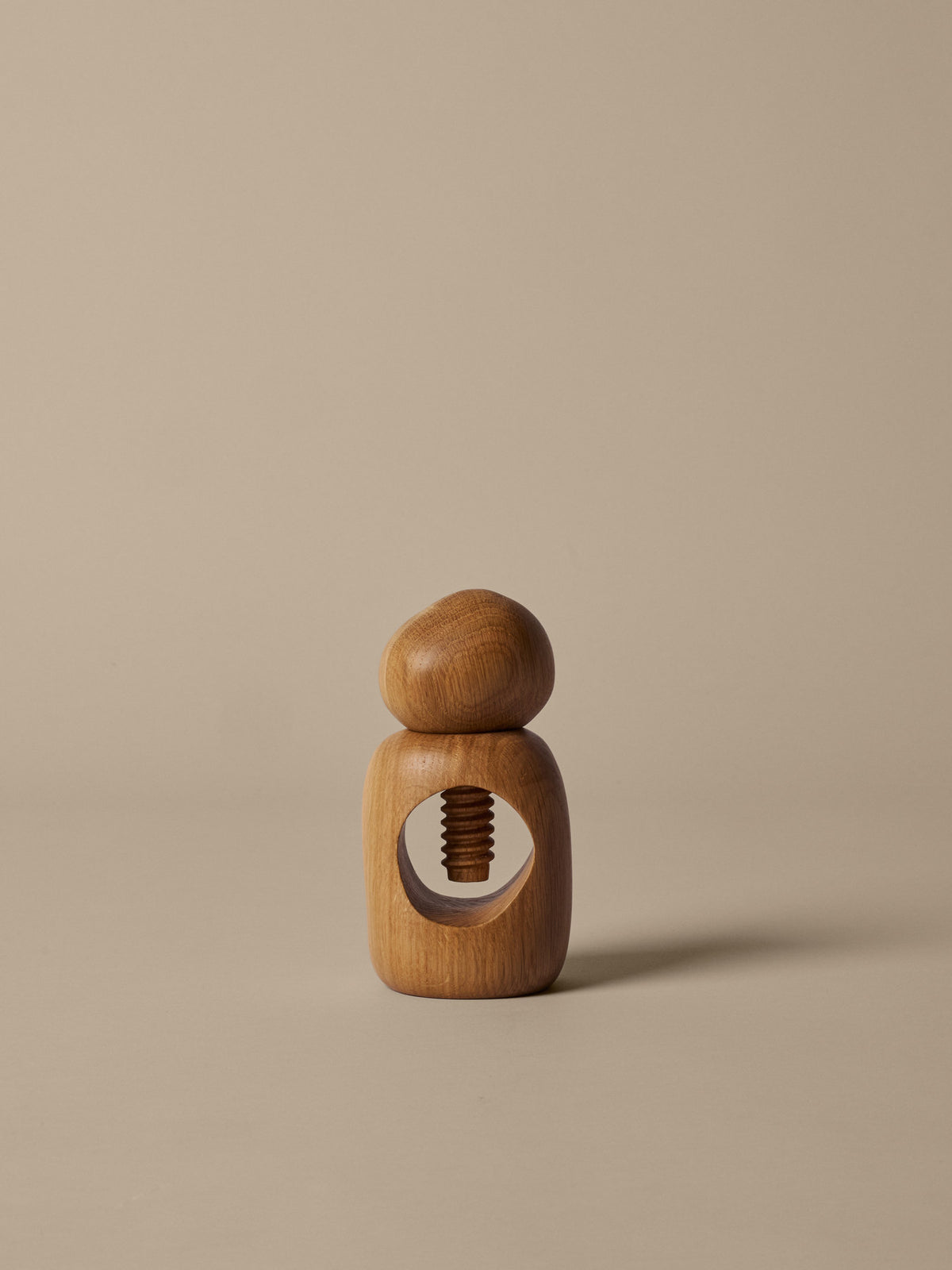 Cairn Nussknacker in Eiche präsentiert im Onlineshop von KAQTU Design AG. Nussknacker ist von Ferm Living