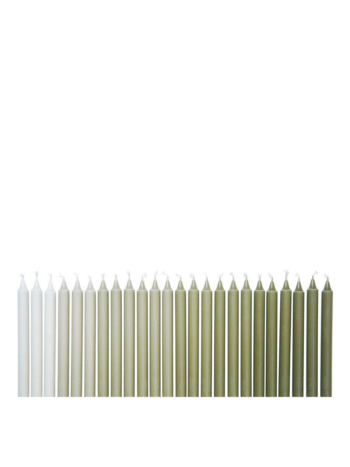 Foto von 24 schlanken OmbreKerzen aus reinem Stearin in den Farben Dunkle Traube und Khaki mit sanftem Farbverlauf, ohne Kerzenhalter.