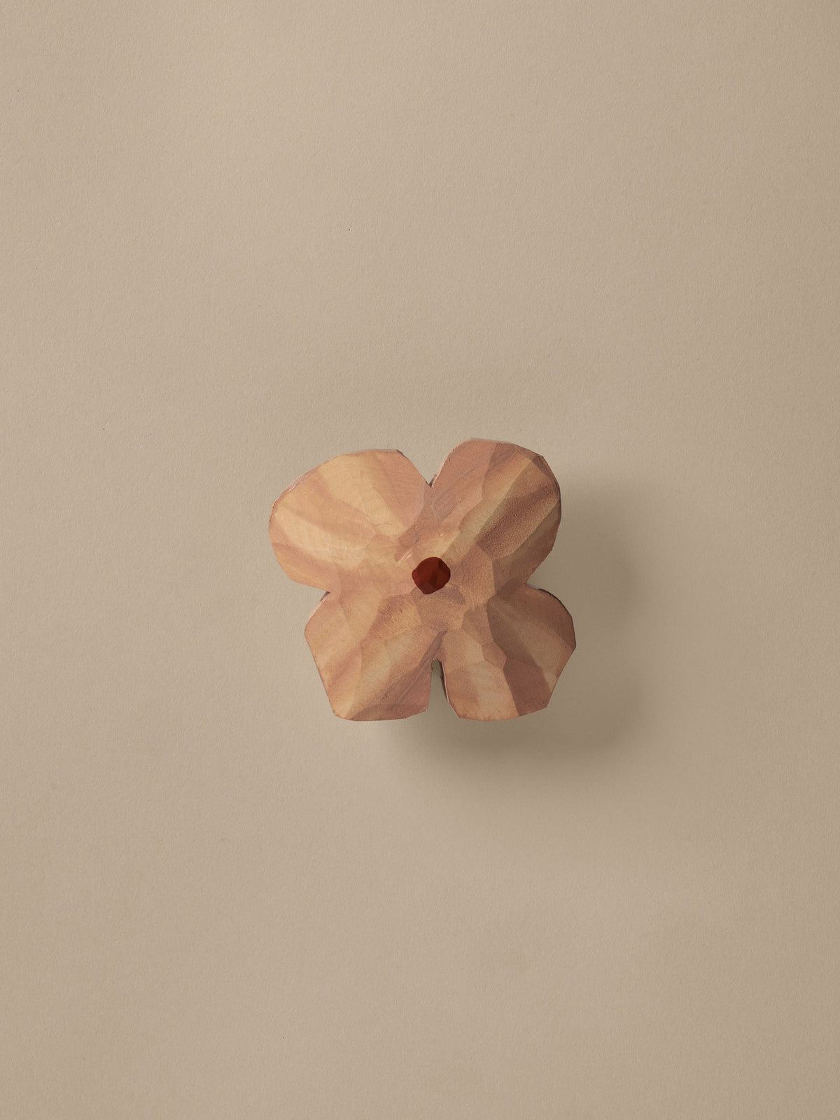 Poesie Hand carved Hook in Rose präsentiert im Onlineshop von KAQTU Design AG. Kleiderhaken ist von Ferm Living