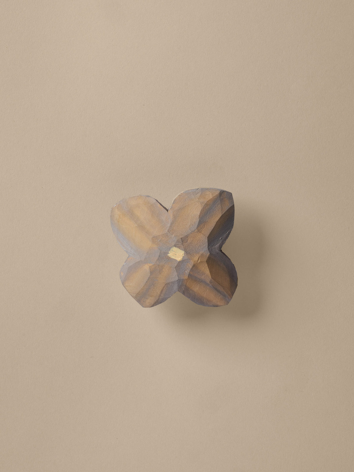 Poesie Hand carved Hook in Mist Blue präsentiert im Onlineshop von KAQTU Design AG. Kleiderhaken ist von Ferm Living