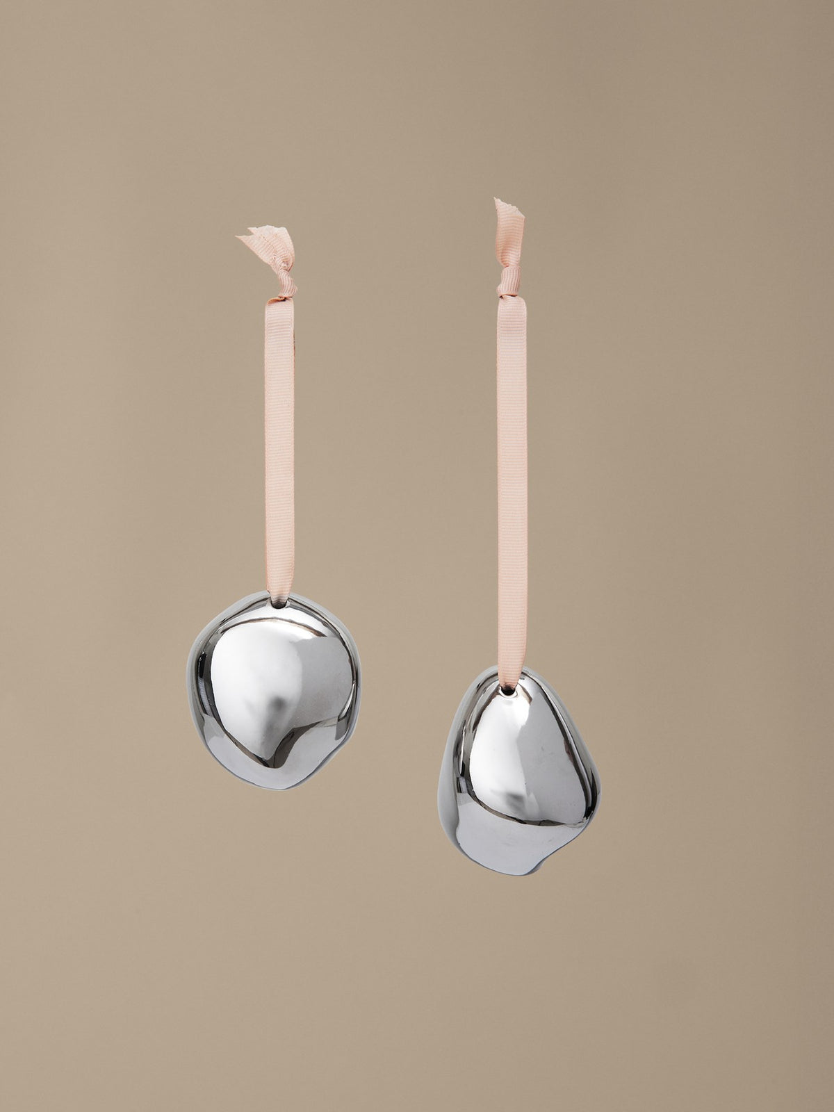 Zwei runde Weihnachtskugeln aus galvanisiertem Steingut mit Messing-Finish, glatte organische Form, inklusive Polyesterband.