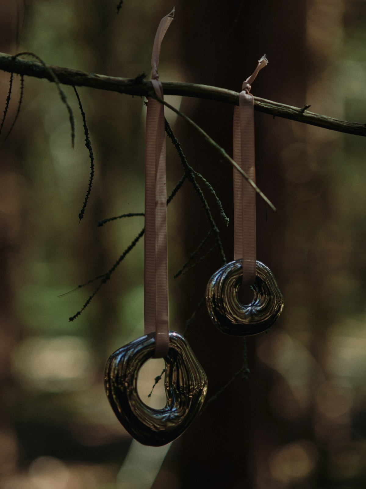 Zwei runde Ornamente aus galvanisiertem Steingut in Messing-Finish mit Polyesterband, abstrakte organische Form, Weihnachtsdekoration.