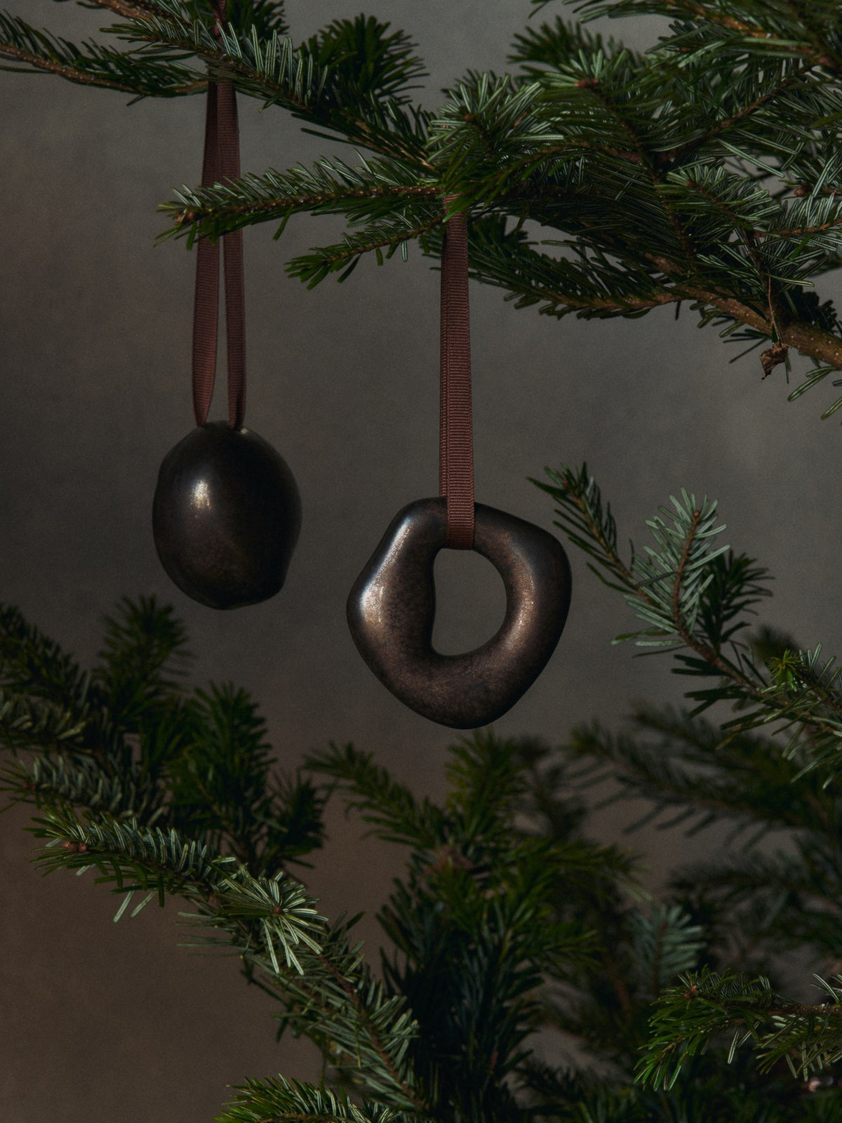 Zwei runde Ornamente aus galvanisiertem Steingut in Messing-Finish mit Polyesterband, abstrakte organische Form, Weihnachtsdekoration.