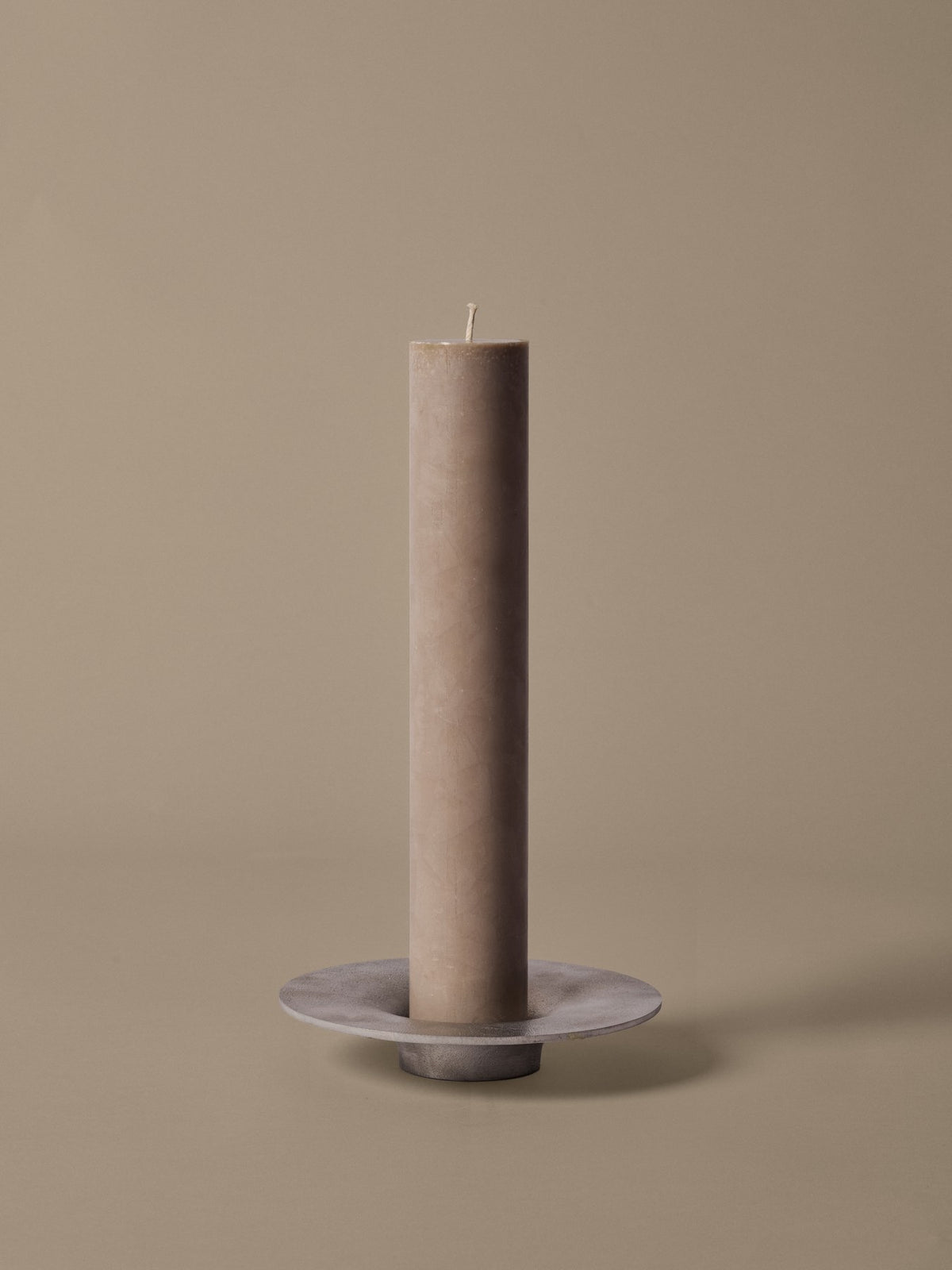 Quadratischer Kerzenhalter aus 100% recyceltem, gegossenem Aluminium mit strukturierter Oberfläche und abgerundeten Kanten, Farbe Aluminium.