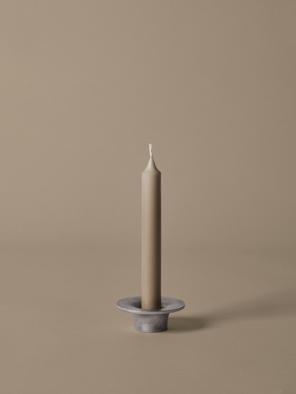 Kerzenhalter aus recyceltem gegossenem Aluminium mit strukturierter Messing-Oberfläche, runde Form mit abgerundeten Kanten, Grösse 8x8x3 cm.