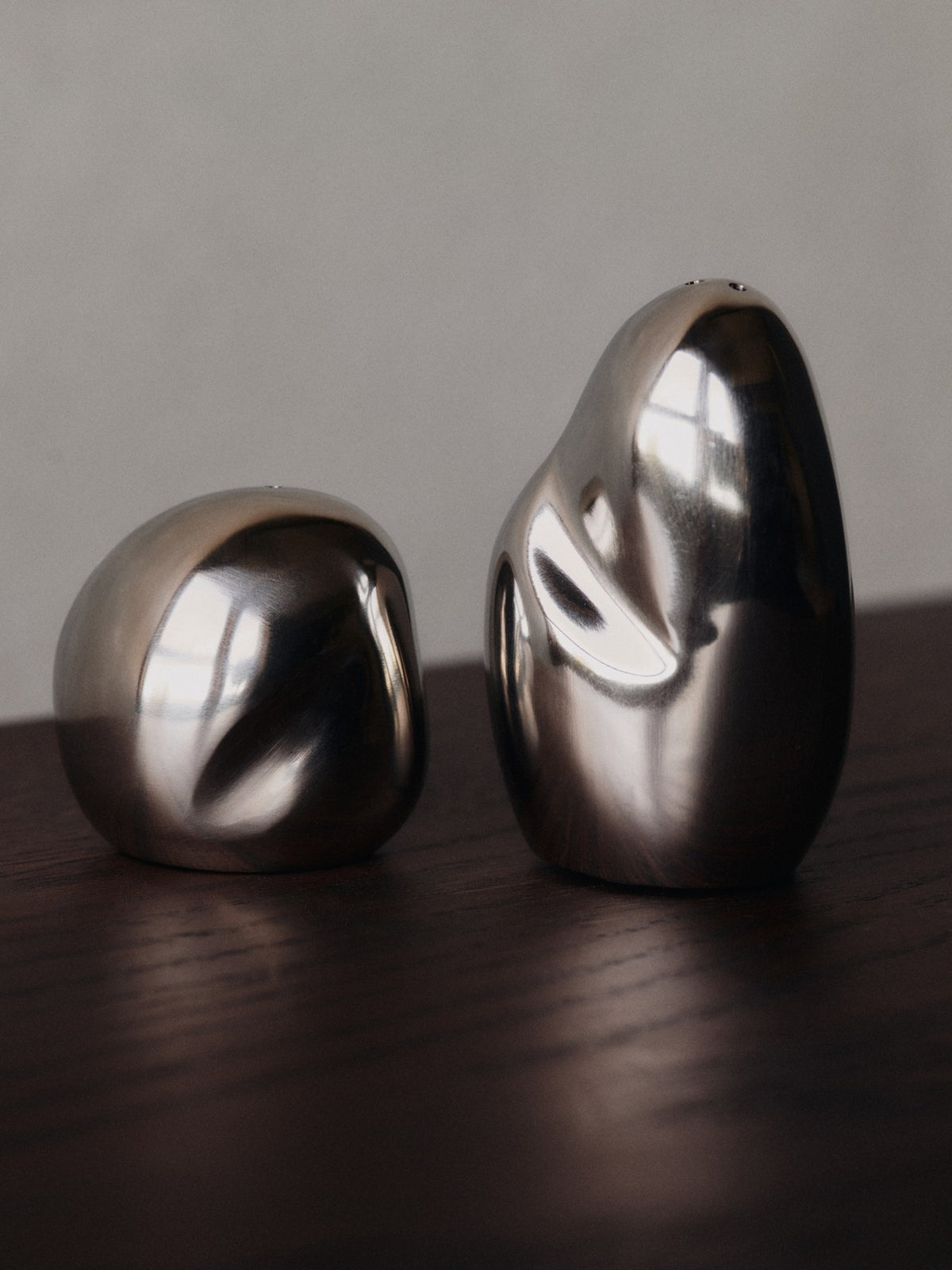Zwei Salz- und Pfefferstreuer aus poliertem Edelstahl mit verspiegeltem Finish, zylindrische Form, Set von Ferm Living.