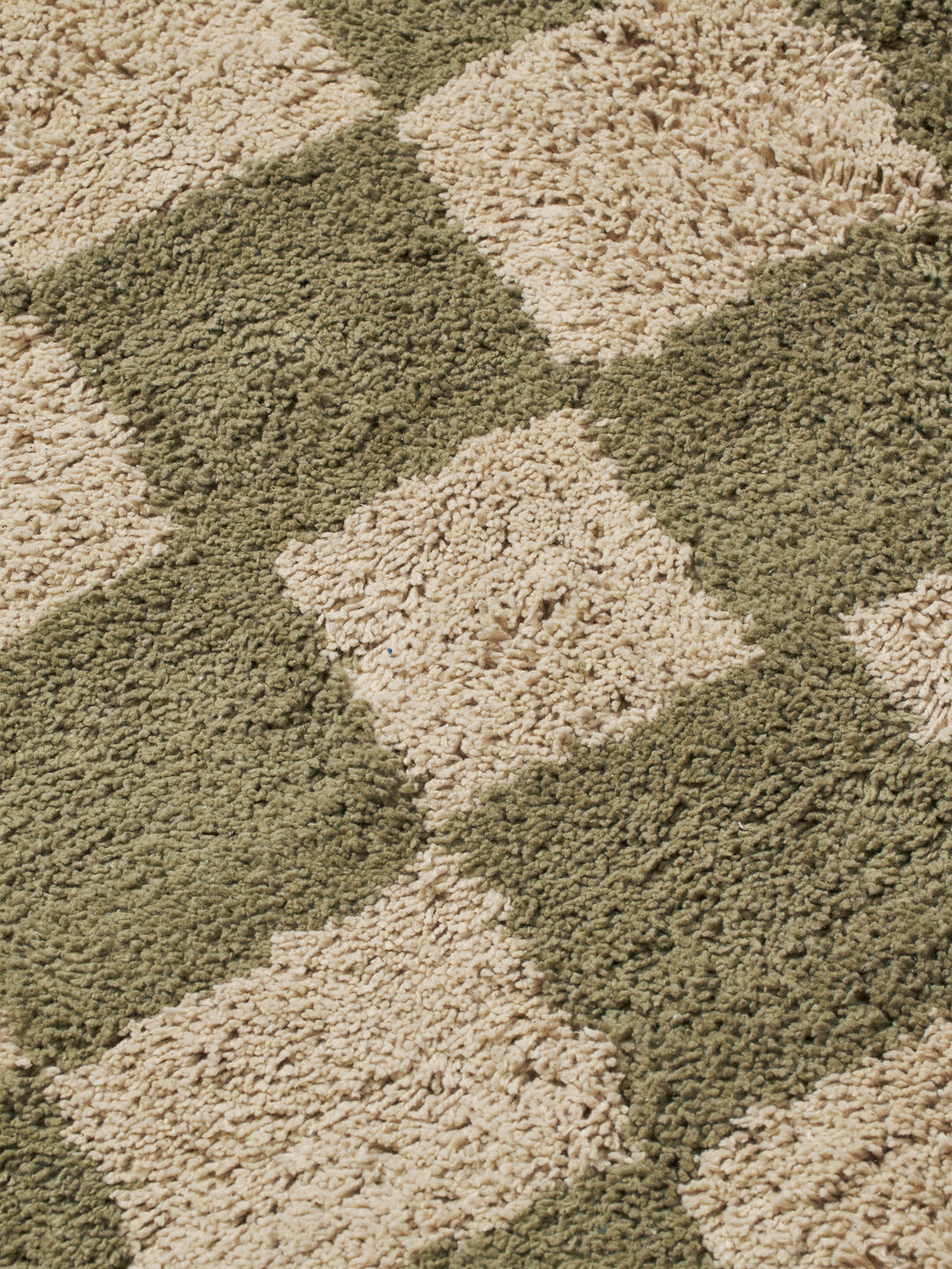 Mara Washable Rug in Elm Green/Warm Sand präsentiert im Onlineshop von KAQTU Design AG. Teppich ist von Ferm Living