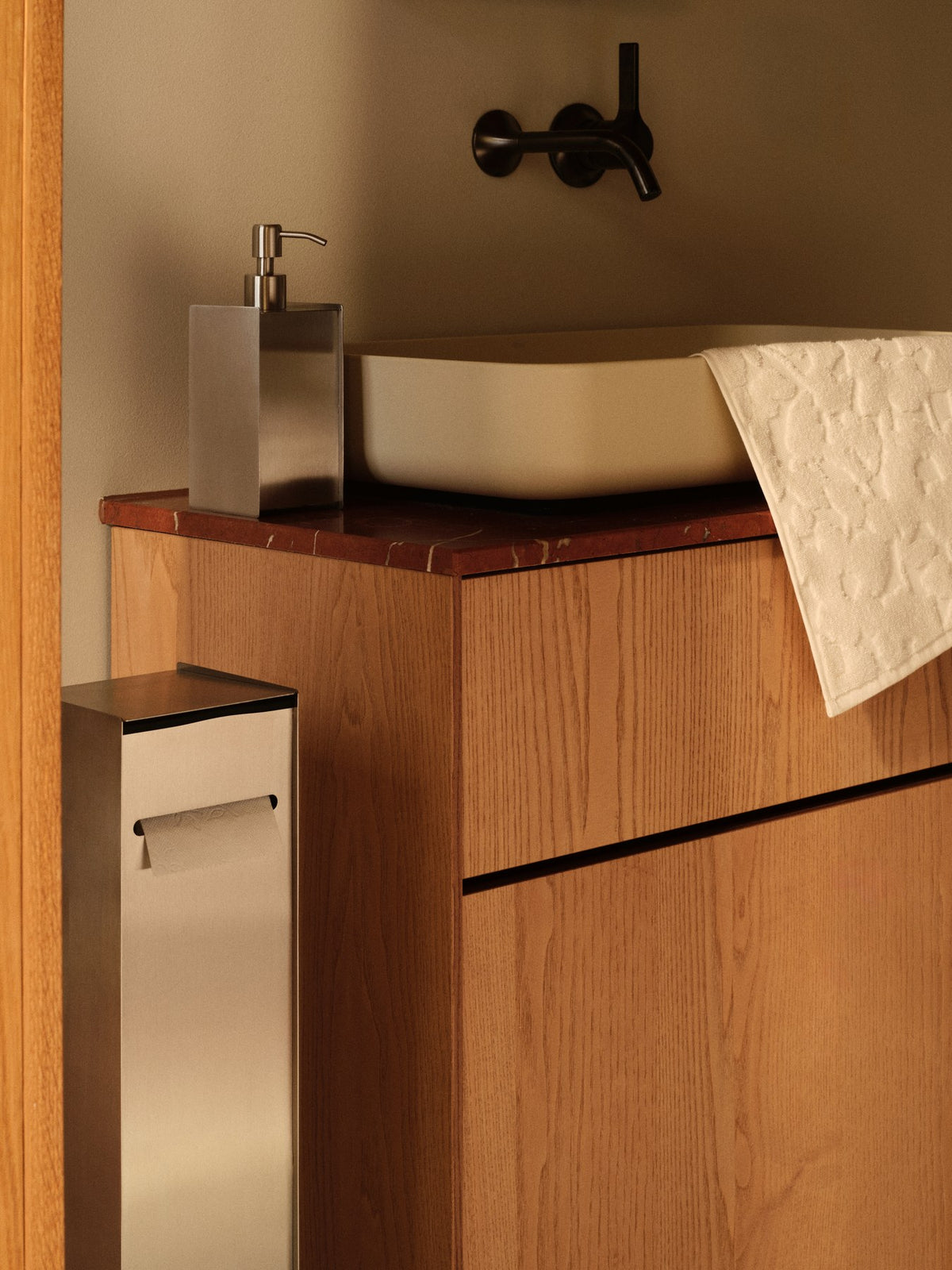 Sama Toilettenpapierhalter von Ferm Living aus gebürstetem Edelstahl, schlanke geometrische Standsäule mit Ablage für Ersatzrollen.