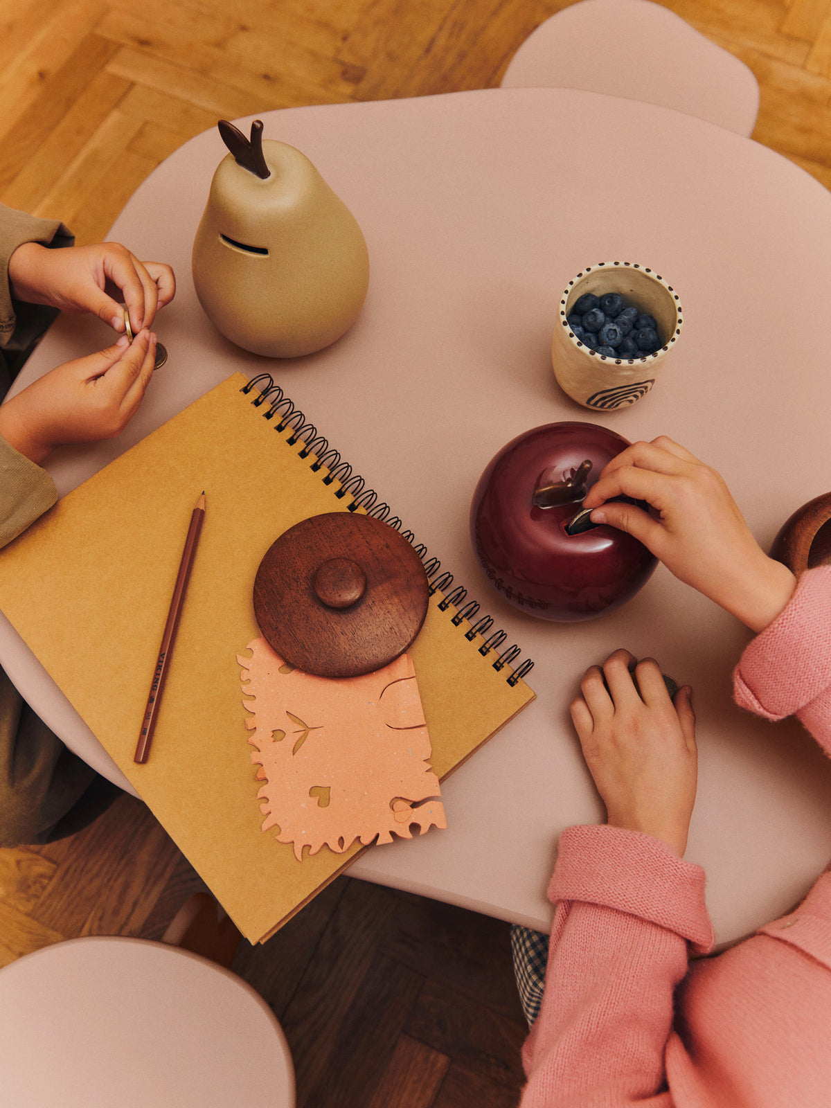 Apple Money Bank in Deep Red präsentiert im Onlineshop von KAQTU Design AG. Figuren / Objekte Kids ist von Ferm Living