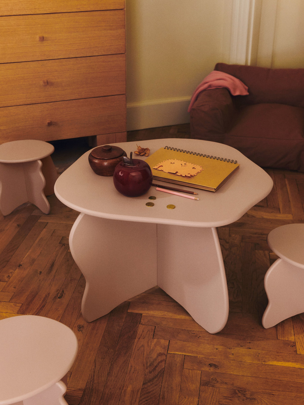 Apple Money Bank in Deep Red präsentiert im Onlineshop von KAQTU Design AG. Figuren / Objekte Kids ist von Ferm Living
