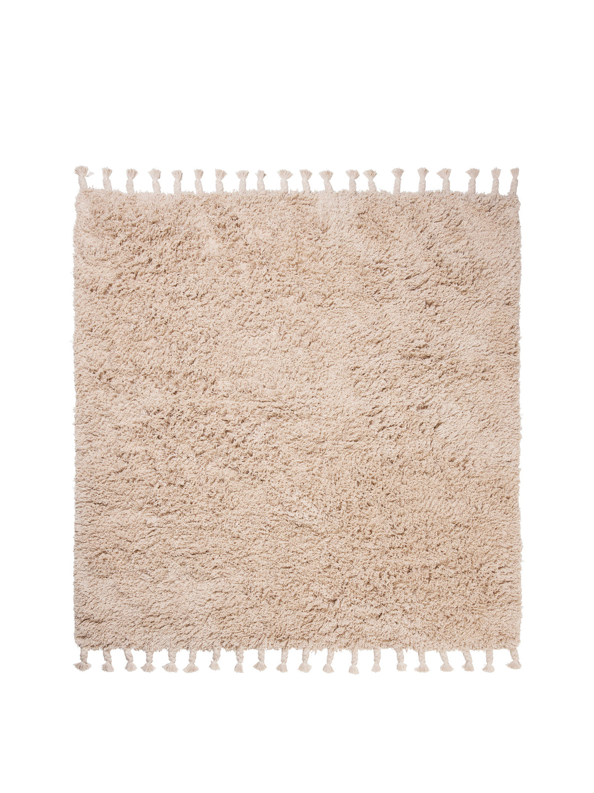 Langflor-Teppich Amass von Ferm Living in White Pepper, 100% Baumwolle, handgetuftet mit geflochtenen Fransen, rechteckige Form.