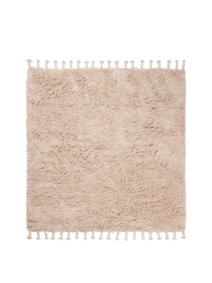 Amass Long Pile Teppich in Off-white präsentiert im Onlineshop von KAQTU Design AG. Teppich ist von Ferm Living