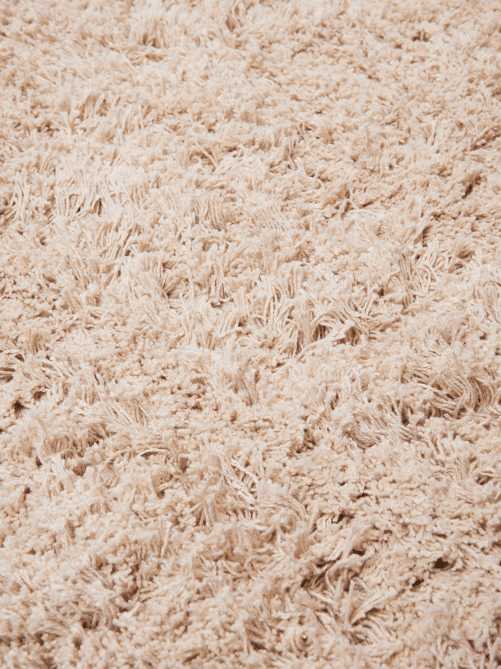 Eleganter Amass Long Pile Teppich in sanftem Off-white, ideal für stilvolle Räume und einladende Atmosphären, designt von Ferm Living.