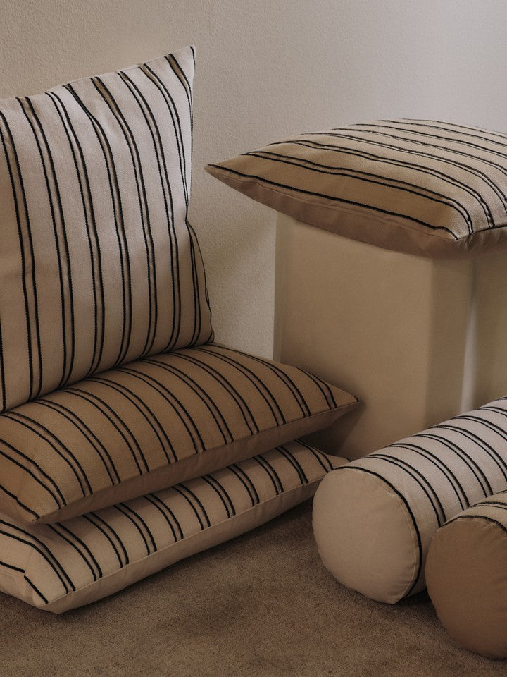 Elegantes Twill Kissen in Off-white und Schwarz von Ferm Living, ideal für stilvolle Wohnräume und gemütliche Akzente.