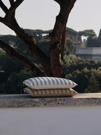 Elegantes rechteckiges Twill Kissen in Cashmere/Black von Ferm Living, perfekt für ein gemütliches und modernes Ambiente.