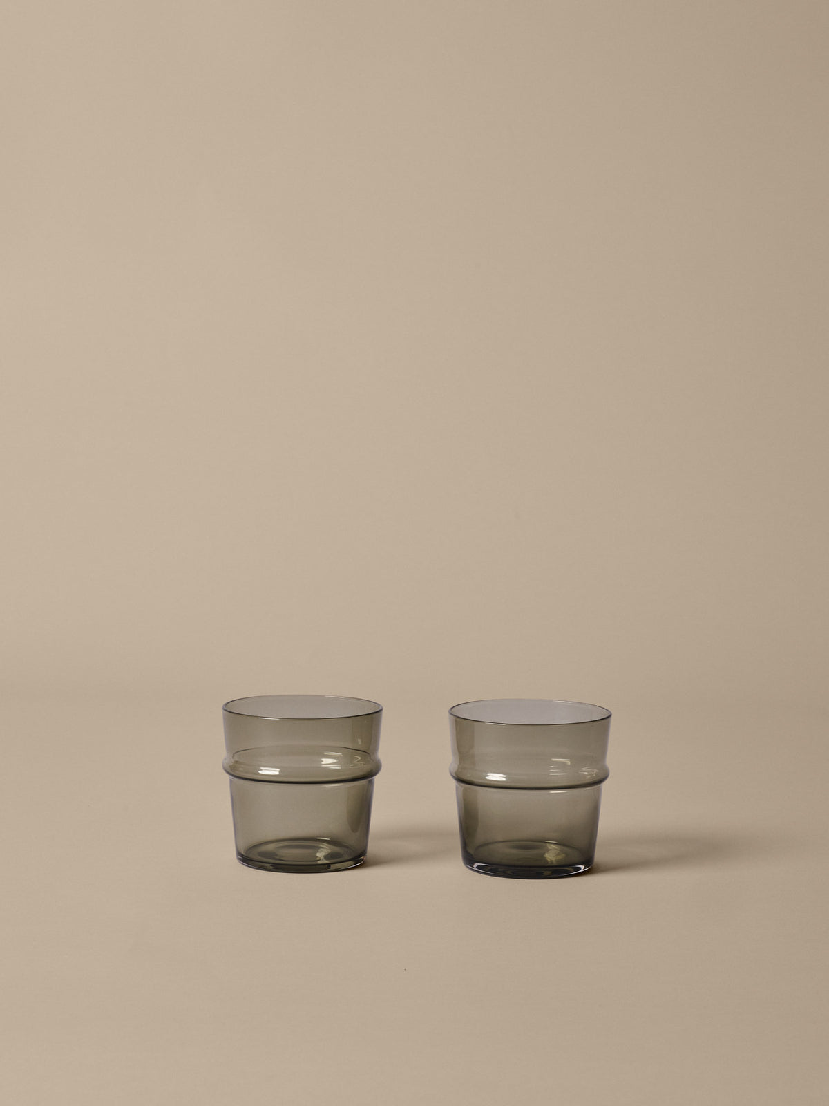 Boya Gläser Low Set aus 2 in Grau geräuchert präsentiert im Onlineshop von KAQTU Design AG. Trinkgläser ist von Ferm Living
