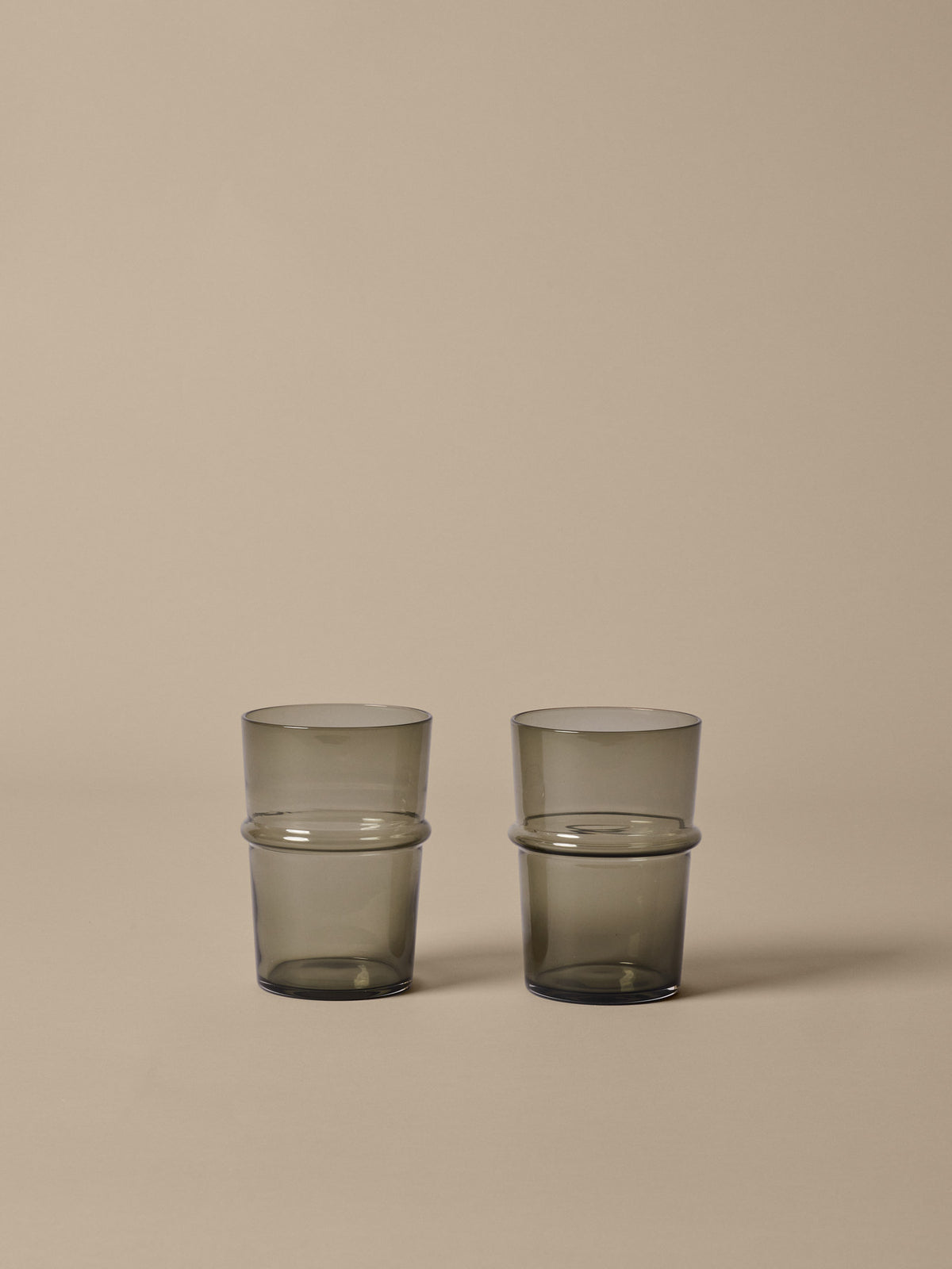 Boya Gläser High Set aus 2 in Grau geräuchert präsentiert im Onlineshop von KAQTU Design AG. Trinkgläser ist von Ferm Living