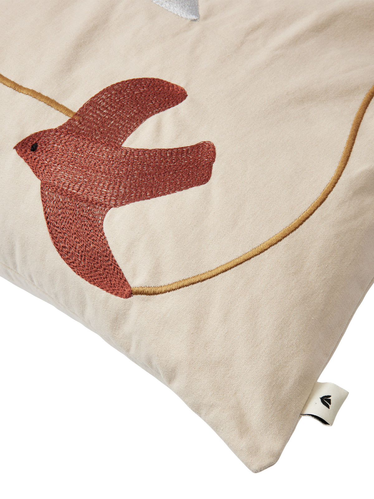 Swif Bird Embroidered Cushion Cover Rectangular in Multi präsentiert im Onlineshop von KAQTU Design AG. Deko Kissenbezug ist von Ferm Living