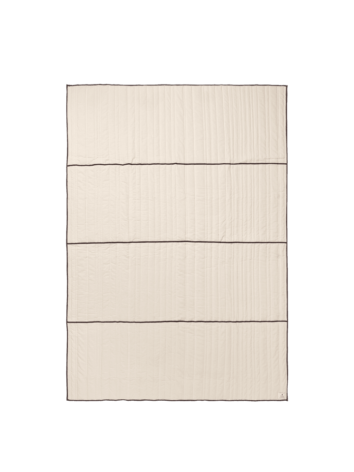 Stilvolle Tagesdecke in sanften Erdtönen mit ansprechendem Steppmuster, perfekt für ein gemütliches Einzelbett. Von Ferm Living.