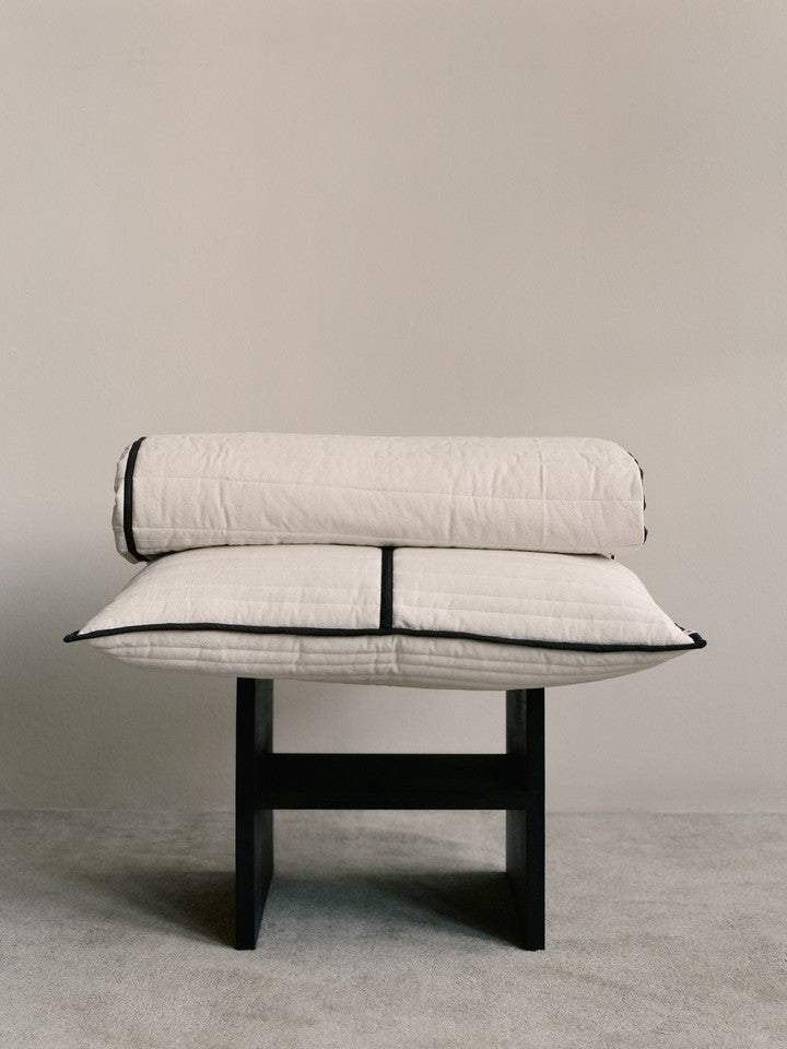 Stilvolle Vari Quilted Tagesdecke in sanften Erdtönen, perfekt für eine gemütliche und moderne Schlafzimmergestaltung. Von Ferm Living.