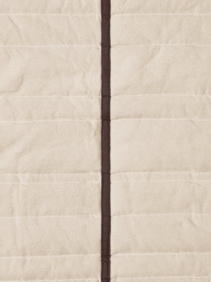 Elegante Vari Quilted Tagesdecke in Natur- und Dunkelbraun, ideal für stilvolle Schlafzimmergestaltung. Hochwertige Bettwäsche von Ferm Living.