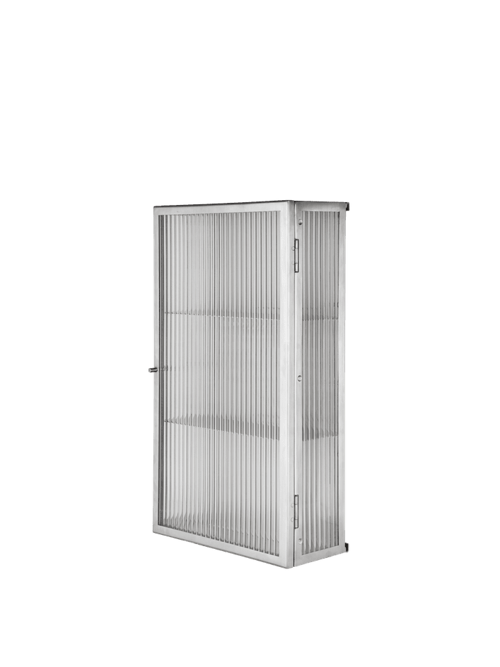 Elegantes Haze Wandregal von Ferm Living, aus hochwertigem geripptem Glas und robustem Edelstahl, ideal für zeitgemäße Inneneinrichtungen.