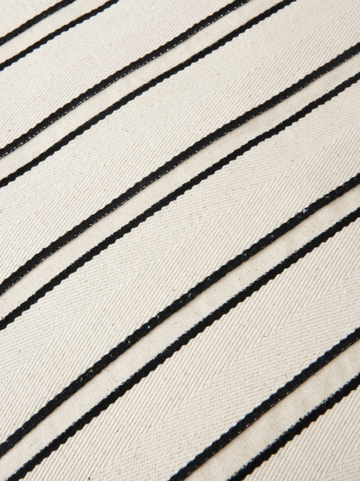 Twill Kissenbezug in Off-white/Black präsentiert im Onlineshop von KAQTU Design AG. Deko Kissenbezug ist von Ferm Living