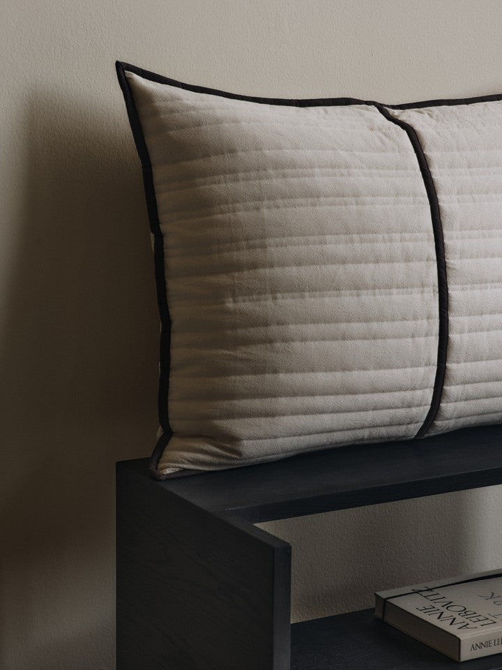 Rechteckiges Vari Quilted Kissen in sanften Natur- und Schokoladentönen, ideal für stilvolle Wohnräume, von Ferm Living.