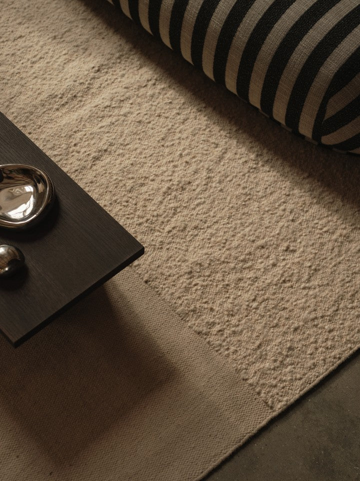 Eleganter Kompliment Teppich in Off-white, 200 x 300 cm, von Ferm Living, ideal für stilvolle Wohnräume und gemütliche Akzente.
